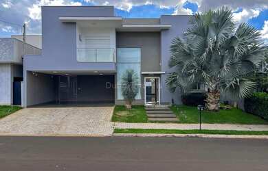 Imagem: A casa em condomínio possui 1 Dormitório, 4 Banheiros, 2 Vagas