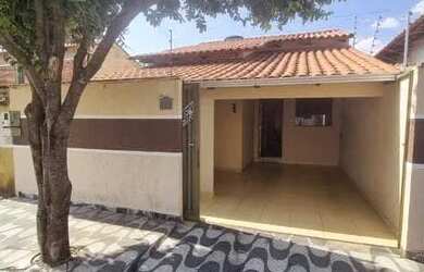 Imagem: A casa possui 2 Dormitórios, 1 Banheiro, 1 Vaga na garagem