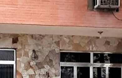 Imagem: A casa possui 3 Dormitórios, 2 Banheiros, 1 Vaga na garagem