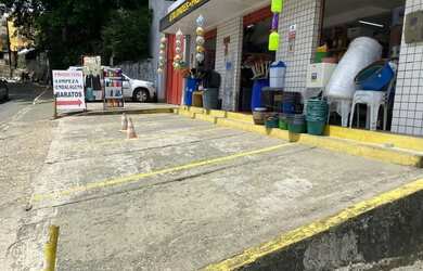 Imagem: O depósito possui 4 Vagas na garagem, 325m² de Área e está