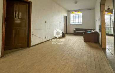 Imagem: A casa possui 5 Dormitórios, 3 Banheiros, 5 Vagas na garagem