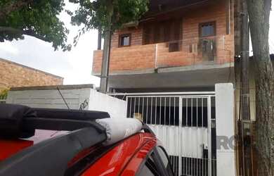 Imagem: A casa possui 3 Dormitórios, 2 Banheiros, 2 Vagas na garagem