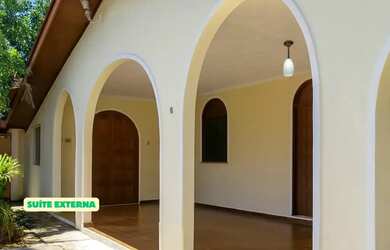 Imagem: A casa possui 4 Dormitórios, 3 Banheiros, 200m² de Área e