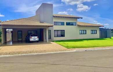 Imagem: A casa em condomínio possui 4 Dormitórios, 5 Banheiros, 4