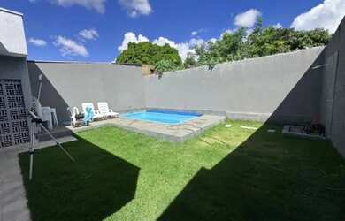 Imagem: A casa possui 3 Dormitórios, 2 Banheiros e 1 Vaga na garagem