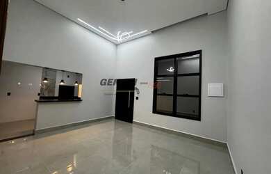 Imagem: A casa possui 3 Dormitórios, 2 Banheiros, 2 Vagas na garagem