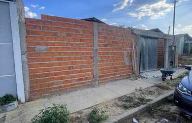 Imagem: A casa possui 3 Dormitórios, 2 Banheiros e 2 Vagas na garagem