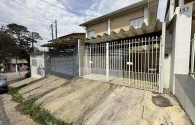 Imagem: A casa possui 2 Dormitórios, 2 Banheiros, 2 Vagas na garagem