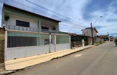 Imagem: A casa possui 4 Dormitórios, 2 Banheiros, 4 Vagas na garagem