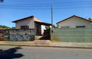 Imagem: A casa possui 3 Dormitórios, 1 Banheiro, 3 Vagas na garagem