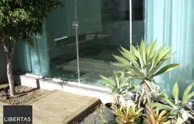 Imagem: A casa possui 3 Dormitórios, 1 Banheiro, 2 Vagas na garagem