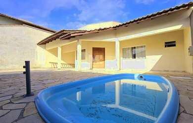 Imagem: A casa possui 3 Dormitórios, 2 Banheiros, 3 Vagas na garagem