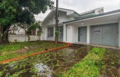 Imagem: A casa possui 4 Dormitórios, 3 Banheiros, 5 Vagas na garagem