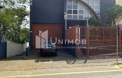 Imagem: O depósito possui 5 Vagas na garagem e 1300m² de Área e está