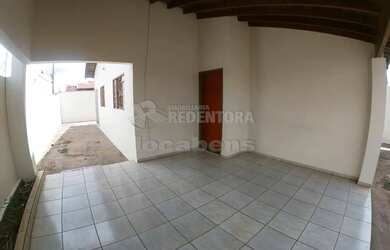 Imagem: A casa possui 3 Dormitórios, 1 Banheiro, 2 Vagas na garagem