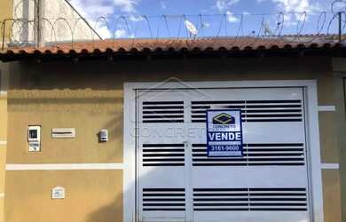 Imagem: A casa possui 2 Dormitórios, 1 Banheiro, 2 Vagas na garagem