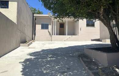 Imagem: A casa possui 2 Dormitórios, 1 Banheiro, 5 Vagas na garagem