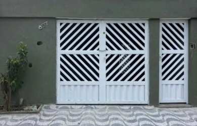 Imagem: A casa possui 2 Dormitórios, 2 Banheiros, 2 Vagas na garagem