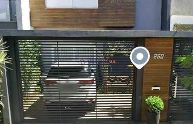 Imagem: A casa possui 3 Dormitórios, 3 Banheiros, 2 Vagas na garagem