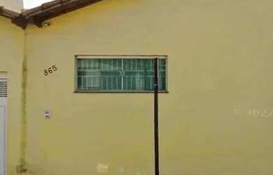 Imagem: A casa possui 3 Dormitórios, 2 Banheiros, 2 Vagas na garagem