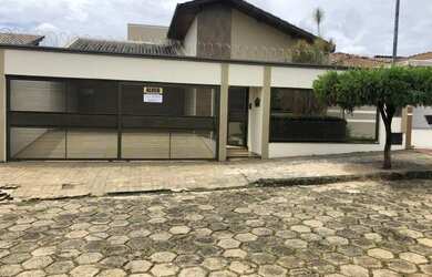 Imagem: A casa possui 3 Dormitórios, 3 Banheiros, 2 Vagas na garagem