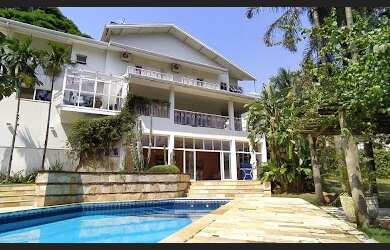 Imagem: A casa possui 3 Dormitórios, 5 Banheiros, 4 Vagas na garagem