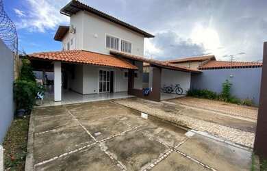 Imagem: A casa possui 4 Dormitórios, 5 Banheiros, 2 Vagas na garagem