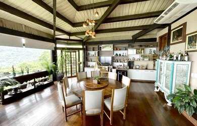 Imagem 8: Charmosa casa assinada por Zanina Caldas com encantadora vista panorâmica!