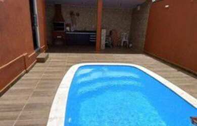 Imagem: A casa possui 3 Dormitórios, 2 Banheiros, 1 Vaga na garagem