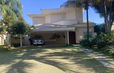 Imagem: A casa em condomínio possui 5 Dormitórios, 5 Banheiros, 3