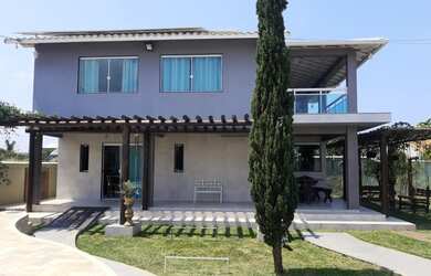 Imagem: A casa possui 3 Dormitórios, 3 Banheiros, 2 Vagas na garagem