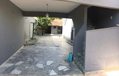 Imagem: A casa possui 3 Dormitórios, 2 Banheiros, 4 Vagas na garagem