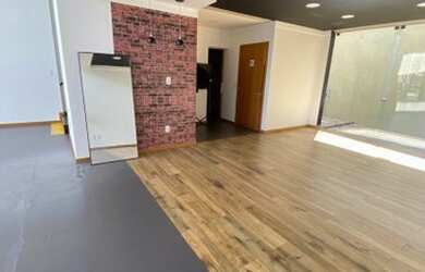 Imagem: O depósito possui 4 Vagas na garagem, 240m² de Área e está