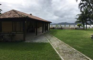 Imagem: A casa possui 4 Dormitórios, 5 Banheiros, 5 Vagas na garagem