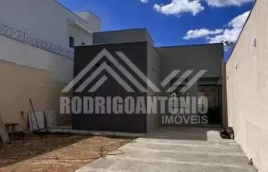 Imagem: A casa possui 2 Dormitórios, 2 Banheiros, 2 Vagas na garagem