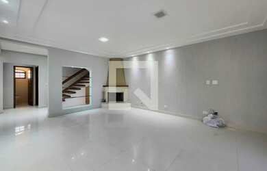 Imagem: A casa possui 3 Dormitórios, 4 Banheiros, 3 Vagas na garagem