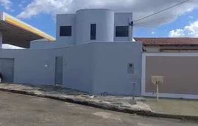 Imagem: A casa possui 4 Dormitórios, 3 Banheiros, 3 Vagas na garagem