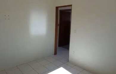 Imagem: A casa possui 3 Dormitórios, 1 Banheiro, 2 Vagas na garagem