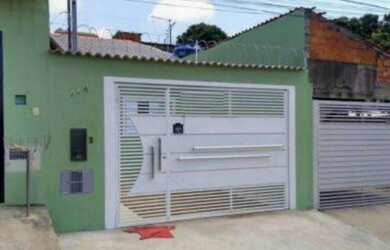 Imagem: A casa possui 3 Dormitórios, 1 Banheiro, 2 Vagas na garagem