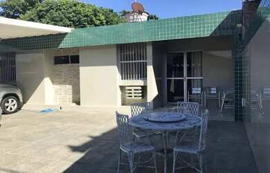 Imagem: A casa possui 3 Dormitórios, 1 Banheiro, 2 Vagas na garagem