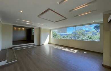 Imagem: A casa possui 5 Dormitórios, 5 Banheiros, 2 Vagas na garagem