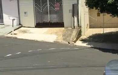 Imagem: A casa possui 2 Dormitórios, 1 Banheiro, 2 Vagas na garagem