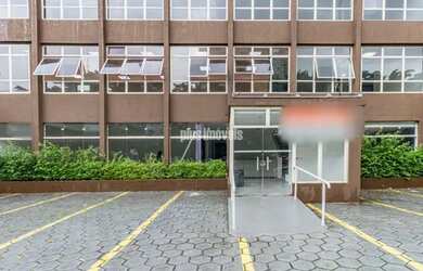 Imagem: O depósito possui 5 Vagas na garagem, 640m² de Área e está