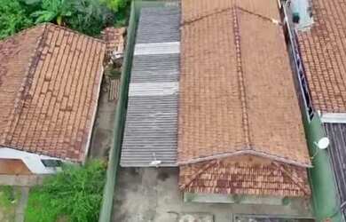 Imagem: A casa possui 3 Dormitórios, 1 Banheiro, 2 Vagas na garagem