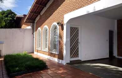 Imagem: A casa possui 3 Dormitórios, 3 Banheiros, 4 Vagas na garagem