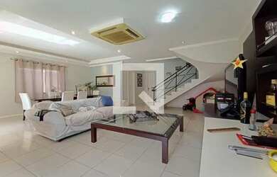 Imagem: A casa em condomínio possui 4 Dormitórios, 5 Banheiros, 2