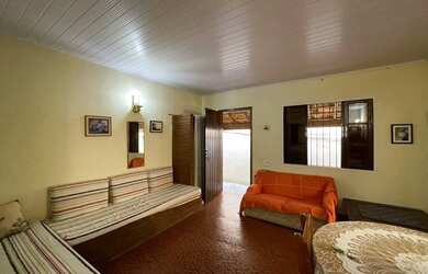 Imagem: A casa possui 1 Dormitório, 2 Banheiros, 90m² de Área e