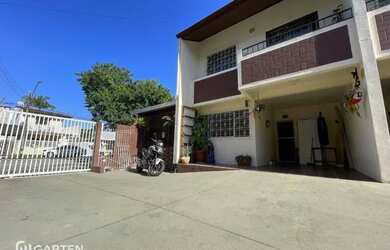 Imagem: A casa possui 3 Dormitórios, 3 Banheiros, 3 Vagas na garagem