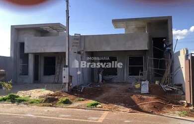 Imagem: A casa possui 3 Dormitórios, 2 Banheiros, 2 Vagas na garagem