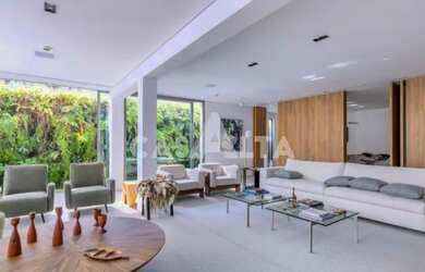 Imagem: A casa possui 5 Dormitórios, 5 Banheiros, 4 Vagas na garagem